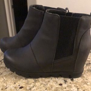 Short wedge boot